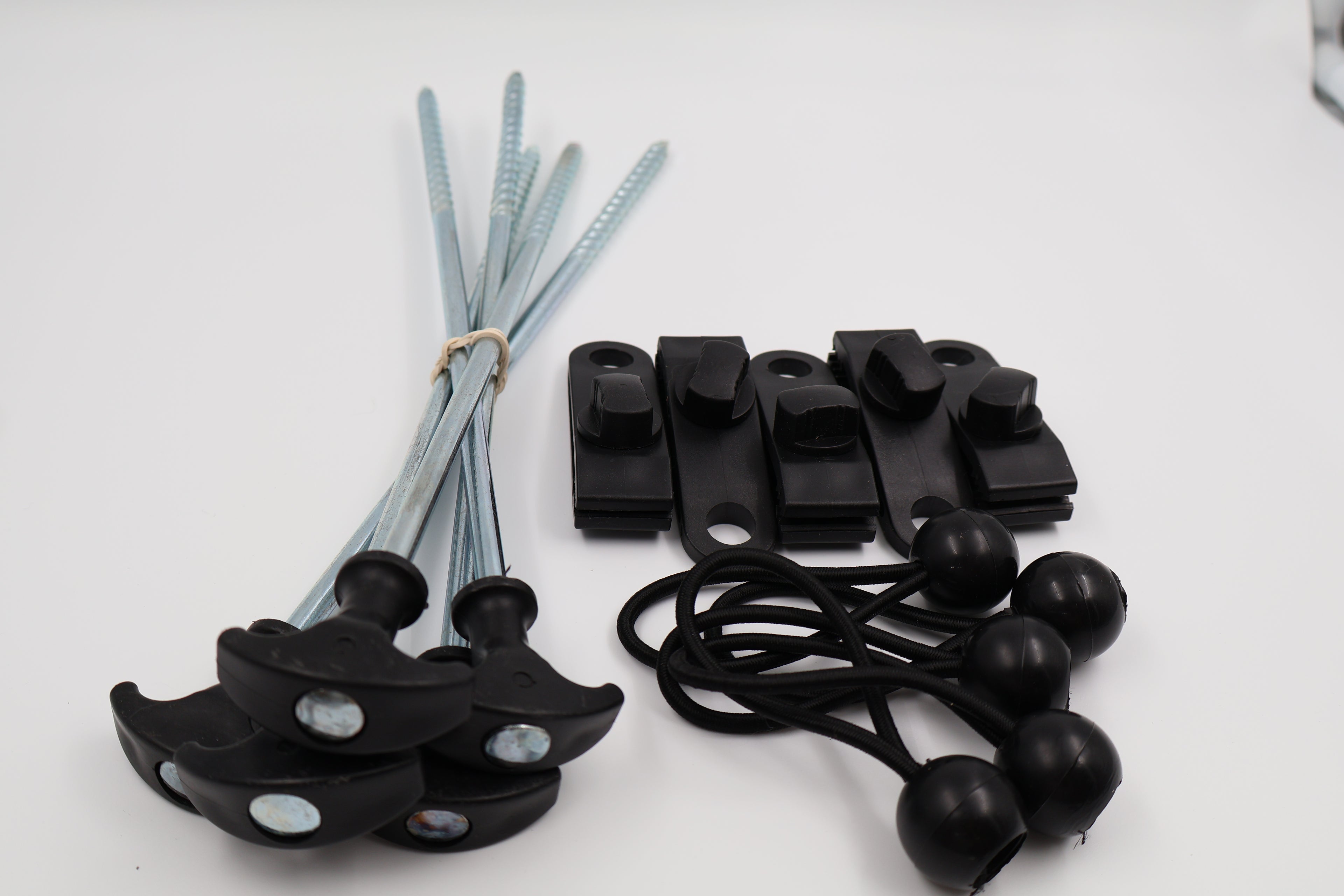 Strandtuch-Fixier-Set mit extra langen 30-cm-Heringen – damit deine Sachen bleiben, wo sie hingehören